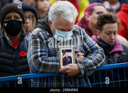 221111 -- VANCOUVER, 11. November 2022 -- Ein Mann hält Ein Foto während einer Gedenkfeier in Vancouver, British Columbia, Kanada, am 11. November 2022. Foto von /Xinhua CANADA-VANCOUVER-GEDENKTAG LiangxSen PUBLICATIONxNOTxINxCHN Stockfoto