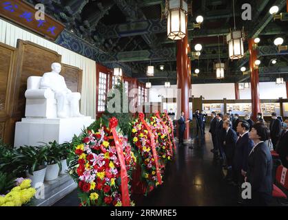 221112 -- PEKING, 12. November 2022 -- dieses Foto, das am 12. November 2022 aufgenommen wurde, zeigt eine Zeremonie zum Gedenken an den 156. Geburtstag von Sun Yat-sen, einem großen Nationalhelden, großen Patrioten und großen Vorläufer der demokratischen Revolution Chinas im Zhongshan Park in Peking, der Hauptstadt Chinas. Das nationale Komitee der Politischen Konsultativkonferenz des chinesischen Volkes CPPCC, das wichtigste politische Beratungsgremium des Landes, hielt die Gedenkfeier im Park ab, der nach Sun benannt ist. CHINA-BEIJING-SUN YAT-SEN-MEMORATION CN WANGXYE PUBLICATIONXNOTXINXCHN Stockfoto