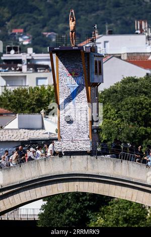 Der Wettbewerb der Red Bull Cliff Diving World Championship 2023 in Mostar fand am 8. September 2023 statt. Die Brücke Old Bridge aus dem 16. Jahrhundert beherbergt wieder einmal die Elite-Klippentaucher, die über dem smaragdgrünen Wasser des Neretva River ultimativen Mut, Kontrolle und etwas wahnsinnige Sportlichkeit demonstrieren. Dies war die zweite Reihe von Sprüngen, als Kanadierin Molly Carlson und Rumänin Catalin hielt Preda die Führung im Wettbewerb. Foto: Denis Kapetanovic/PIXSELL Credit: Pixsell/Alamy Live News Stockfoto