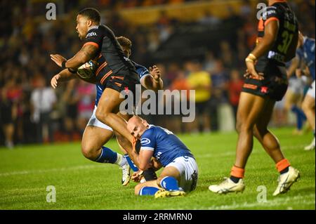 Danny Houghton #9 von Hull FC begeht Jordan Turner #3 von Castleford Tigers während des Spiels der Betfred Super League Round 25 Castleford Tigers gegen Hull FC im Mmend-A-hose Jungle, Castleford, Großbritannien, 8. September 2023 (Foto: Craig Cresswell/News Images) Stockfoto