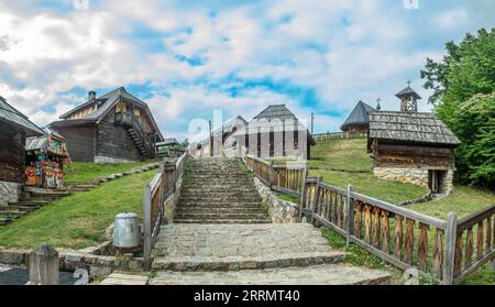 Drvengrad Mecahvik Holzhäuser, etno Dorf in der Nähe von Zlatibor, Serbien Stockfoto