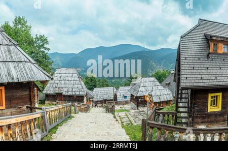 Drvengrad Mecahvik Holzhäuser, etno Dorf in der Nähe von Zlatibor, Serbien Stockfoto