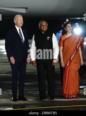 New Delhi, Indien. September 2023. Der Präsident der Vereinigten Staaten Joe Biden (L) wird vom Minister of State for Road Transport & Highways and Civil Aviation, General (Rück.) Singh kam am Freitag, den 8. September 2023, zum G20-Gipfel am Flughafen Palam in Neu-Delhi, Indien, an. Foto von G20 India/UPI/Alamy Live News Stockfoto