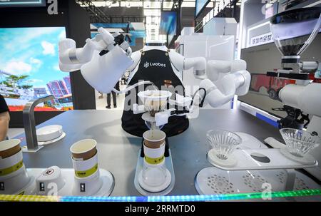 221115 -- SHENZHEN, 15. November 2022 -- Ein Roboter macht Kaffee auf der 24. China Hi-Tech Fair CHTF in Shenzhen, Provinz Guangdong, im Süden Chinas, 15. November 2022. Die 24. China Hi-Tech Fair CHTF startete am Dienstag in Shenzhen, der südchinesischen Provinz Guangdong, und zog über 5.600 Aussteller aus 41 Ländern und Regionen an. Auf der fünftägigen Veranstaltung werden mehr als 8.600 Ausstellungsstücke mit einer Gesamtfläche von mehr als 300.000 Quadratmetern ausgestellt. CHINA-GUANGDONG-SHENZHEN-HI-TECH MESSE-ERÖFFNUNG CN MAOXSIQIAN PUBLICATIONXNOTXINXCHN Stockfoto