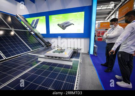 221115 -- SHENZHEN, 15. November 2022 -- dieses Foto, das am 15. November 2022 aufgenommen wurde, zeigt einen Roboter zur Reinigung von Solarpaneelen, der auf der 24. China Hi-Tech Fair CHTF in Shenzhen, Provinz Guangdong, ausgestellt ist. Die 24. China Hi-Tech Fair CHTF startete am Dienstag in Shenzhen, der südchinesischen Provinz Guangdong, und zog über 5.600 Aussteller aus 41 Ländern und Regionen an. Auf der fünftägigen Veranstaltung werden mehr als 8.600 Ausstellungsstücke mit einer Gesamtfläche von mehr als 300.000 Quadratmetern ausgestellt. CHINA-GUANGDONG-SHENZHEN-HI-TECH MESSE-ERÖFFNUNG CN MAOXSIQIAN PUBLICATIONXNOTXINXCHN Stockfoto