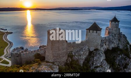 Golubac Festung Burgmauern am Donauufer bei Sonnenuntergang Strahlen Luftpanorama, Serbien Stockfoto