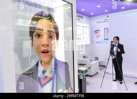 221115 -- SHENZHEN, 15. Nov. 2022 -- dieses Foto, das am 15. Nov. 2022 aufgenommen wurde, zeigt ein AI-generiertes Porträt eines Besuchers an einem Stand der 24. China Hi-Tech Fair CHTF in Shenzhen, Provinz Guangdong in Südchina. Die 24. China Hi-Tech Fair CHTF startete am Dienstag in Shenzhen, der südchinesischen Provinz Guangdong, und zog über 5.600 Aussteller aus 41 Ländern und Regionen an. Auf der fünftägigen Veranstaltung werden mehr als 8.600 Ausstellungsstücke mit einer Gesamtfläche von mehr als 300.000 Quadratmetern ausgestellt. CHINA-GUANGDONG-SHENZHEN-HI-TECH MESSE-ERÖFFNUNG CN MAOXSIQIAN PUBLICATIONXNOTXINXCHN Stockfoto