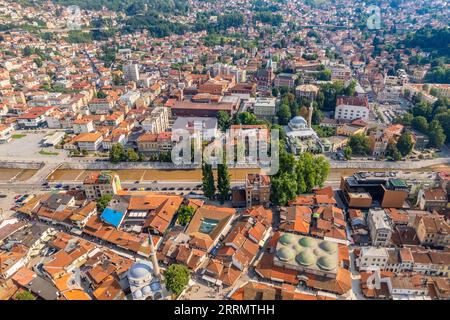 Bascarsija alte Basar Straßen mit Miljacka Fluss aus der Luft, Sarajevo, Bosnien und Herzegowina Stockfoto