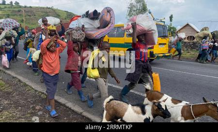 Nachrichten Bilder des Tages 221115 -- GOMA DR CONGO, 15. November 2022 -- Menschen, die auf der Flucht sind, kämpfen zwischen der Armee und Rebellen auf dem Weg nach Goma, Nord-Kivu-Provinz, Demokratische Republik Kongo, am 15. November 2022. DR CONGO-GOMA-DISPLACEMENT AlainxUaykani PUBLICATIONxNOTxINxCHN Stockfoto