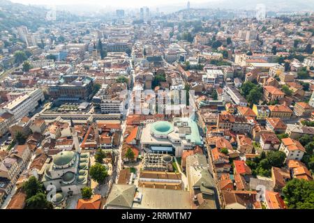 Bascarsija alte Basar Straßen mit Gazi Husrev-BEG Moschee und Innenstadt im Hintergrund, Luftaufnahme, Sarajevo, Bosnien und Herzegowina Stockfoto