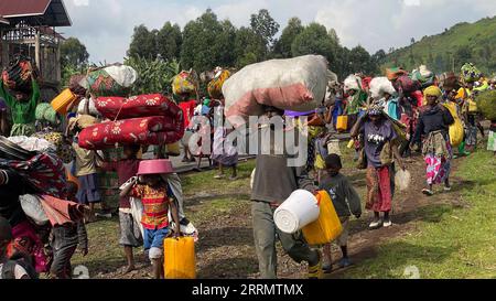 221115 -- GOMA DR CONGO, 15. November 2022 -- Menschen, die vor Kämpfen zwischen der Armee und Rebellen fliehen, sind am 15. November 2022 auf dem Weg nach Goma, Provinz Nord-Kivu, Demokratische Republik Kongo. DR CONGO-GOMA-DISPLACEMENT AlainxUaykani PUBLICATIONxNOTxINxCHN Stockfoto