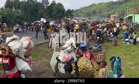 221115 -- GOMA DR CONGO, 15. November 2022 -- Menschen, die vor Kämpfen zwischen der Armee und Rebellen fliehen, sind am 15. November 2022 auf dem Weg nach Goma, Provinz Nord-Kivu, Demokratische Republik Kongo. DR CONGO-GOMA-DISPLACEMENT AlainxUaykani PUBLICATIONxNOTxINxCHN Stockfoto