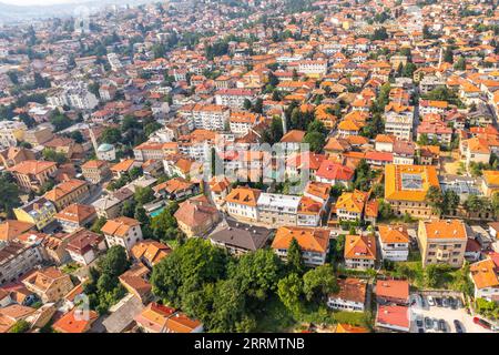 Fliegen Sie über Wohndistriktstraßen voller oranger Dachhäuser, Luftblick, Sarajevo, Bosnien und Herzegowina Stockfoto