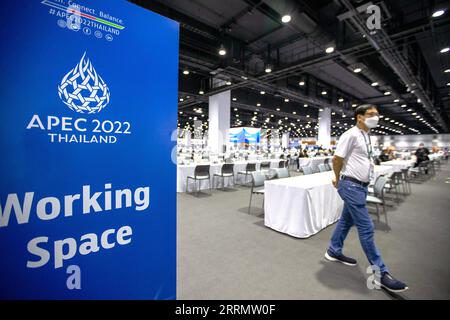 221116 -- BANGKOK, 16. November 2022 -- Ein Mitarbeiter besucht das Medienzentrum des APEC 2022 in Bangkok, Thailand, 14. November 2022. Die 29. Tagung der APEC-Wirtschaftsführer der asiatisch-pazifischen Zusammenarbeit findet vom 18. Bis 19. November in Bangkok, Thailand, statt. THAILAND-BANGKOK-APEC-PRÄPARATE WangxTeng PUBLICATIONxNOTxINxCHN Stockfoto