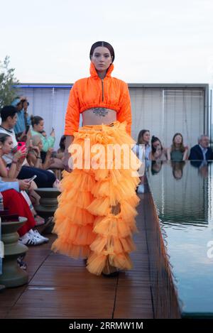 Das Model trägt ein María Lafuentea Hochzeitskleid während der Präsentation der Kollektion 2023 auf der Madrid Fashion Week. September 2023 Spanien Stockfoto