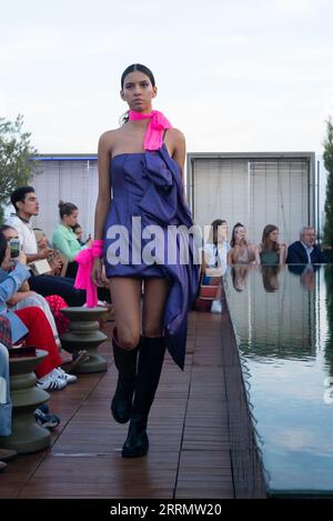 Das Model trägt ein María Lafuentea Hochzeitskleid während der Präsentation der Kollektion 2023 auf der Madrid Fashion Week. September 2023 Spanien Stockfoto