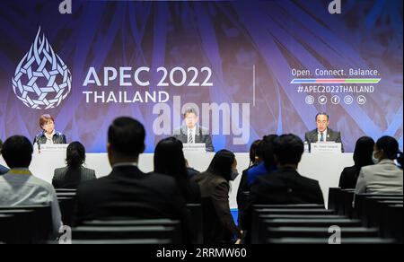 221116 -- BANGKOK, 16. Nov. 2022 -- dieses Foto vom 16. Nov. 2022 zeigt eine Pressekonferenz nach dem Treffen der APEC-Beamten für die asiatisch-pazifische wirtschaftliche Zusammenarbeit in Bangkok, Thailand. IM Mittelpunkt DER APEC-Sitzung stehen gemeinsame Interessen, Bestrebungen THAILAND-BANGKOK-APEC-HOCHRANGIGE BEAMTE-TREFFEN GuoxLei PUBLICATIONxNOTxINxCHN Stockfoto