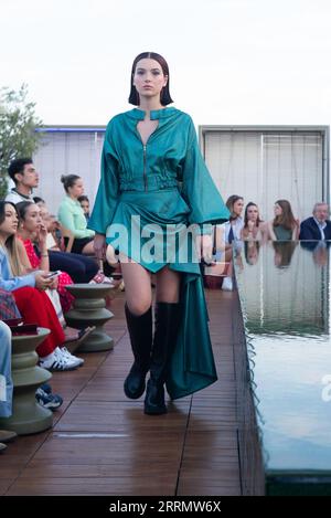 Das Model trägt ein María Lafuentea Hochzeitskleid während der Präsentation der Kollektion 2023 auf der Madrid Fashion Week. September 2023 Spanien Stockfoto