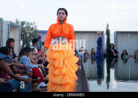 Das Model trägt ein María Lafuentea Hochzeitskleid während der Präsentation der Kollektion 2023 auf der Madrid Fashion Week. September 2023 Spanien Stockfoto