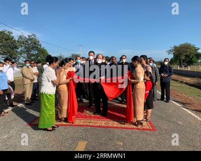 221118 -- KAMPONG CHHNANG, 18. November 2022 -- kambodschanischer Minister für ländliche Entwicklung Ouk Rabun C Front schneidet Band zur Eröffnung der von China unterstützten Landstraße in der Provinz Kampong Chhnang, Kambodscha, 17. November 2022. Die zweite Phase des von China geförderten Landstraßenprojekts in Kambodscha ist erfolgreich zu Ende gegangen, indem Asphalt- und Betonstraßen auf einer Gesamtlänge von 120 km gebaut wurden, sagten die Beamten hier am Donnerstag. Foto von /Xinhua CAMBODIA-KAMPONG CHHNANG-CHINA-GEFÖRDERTE PROJEKTSTRASSE VanxPov PUBLICATIONxNOTxINxCHN Stockfoto