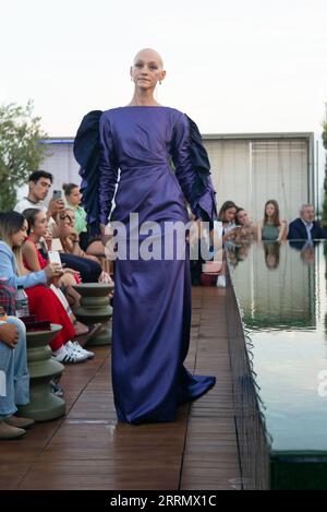 Das Model trägt ein María Lafuentea Hochzeitskleid während der Präsentation der Kollektion 2023 auf der Madrid Fashion Week. September 2023 Spanien Stockfoto