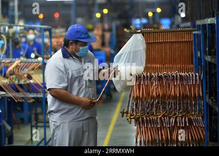 221120 -- RAYONG, 20. November 2022 -- Natawut Lorboon arbeitet an der Produktionslinie von Dunan Metals Thailand Co., Ltd, in der thailändisch-chinesischen Rayong-Industriezone in der Provinz Rayong, Thailand, 8. November 2022. Die 2006 gegründete Thai-Chinesische Rayong-Industriezone ist einer der ersten chinesischen überseeischen Industriestandorte. Heute sind mehr als 180 chinesisch investierte Unternehmen, hauptsächlich in den Bereichen Automobil, Elektronik und Maschinen, in der Industriezone angesiedelt. In China wurden mehr als 4,3 Milliarden US-Dollar investiert und mehr als 45.000 Arbeitsplätze vor Ort geschaffen. ZU DEN Funktionen: Thai-Chines Stockfoto