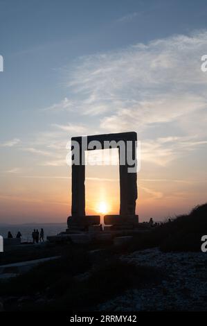 Sonnenuntergang am Apollo-Tempel, Portara, Naxos, Griechenland Stockfoto