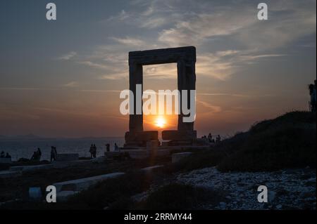 Sonnenuntergang am Apollo-Tempel, Portara, Naxos, Griechenland Stockfoto