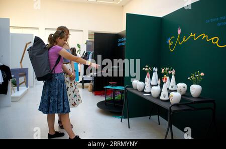 Prag, Tschechische Republik. September 2023. Besucher besuchen die Czech Design Week am 8. September 2023 in Prag, Tschechien. Quelle: Dana Kesnerova/Xinhua/Alamy Live News Stockfoto