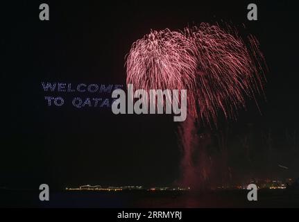 News Bilder des Tages 221122 -- DOHA, 22. November 2022 -- dieses Foto, das am 21. November 2022 aufgenommen wurde, zeigt die Drohnenperformance in der Corniche in Doha, Katar. Foto: /Xinhua SPQATAR-DOHA-FIFA-WELTMEISTERSCHAFT Nikku PUBLICATIONxNOTxINxCHN Stockfoto