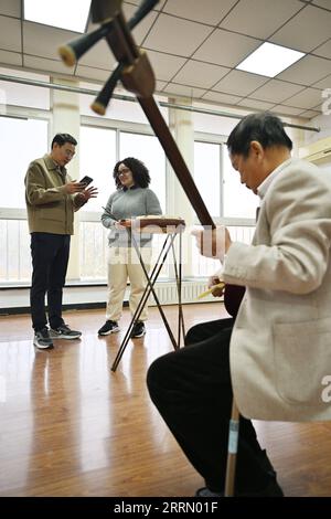 221123 -- TIANJIN, 23. Nov. 2022 -- Amiris Rodrigues Barros C erfährt die Jingdong Dagu von ihrem Meister Wang Wenlei L in einem Klassenzimmer der Nankai Universität im nordchinesischen Tianjin, 20. Nov. 2022. Amiris Rodrigues Barros, ein brasilianisches Mädchen, das für einen Master-Abschluss an der Nankai-Universität im nordchinesischen Tianjin arbeitet, hat eine faszinierende Liebe zur traditionellen chinesischen Kultur. Sie wurde zunächst an China gebunden, als sie noch auf der High School in ihrer Heimat war, wo sie Chinakurse besuchte und besonderes Interesse für chinesische Speisen und Orte des Interesses weckte. Später punktete sie bunt Stockfoto