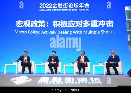 221123 -- PEKING, 23. Nov. 2022 -- dieses Foto vom 21. Nov. 2022 zeigt den Schauplatz einer Session zum Thema Makropolitik: Aktiv mit mehreren Schocks während der Jahreskonferenz des Financial Street Forum 2022 in Peking, der Hauptstadt Chinas. ZU DEN XINHUA-SCHLAGZEILEN VOM 23. NOVEMBER 2022 CHINA-BEIJING-FINANCIAL STREET FORUM CAIXYANG PUBLICATIONXNOTXINXCHN Stockfoto