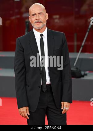 Venedig, . September 2023. Abend 10 - Roter Teppich auf dem Foto Gianmarco Tognazzi Credit: Independent Photo Agency/Alamy Live News Stockfoto