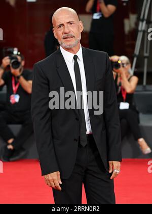 Venedig, . September 2023. Abend 10 - Roter Teppich auf dem Foto Gianmarco Tognazzi Credit: Independent Photo Agency/Alamy Live News Stockfoto