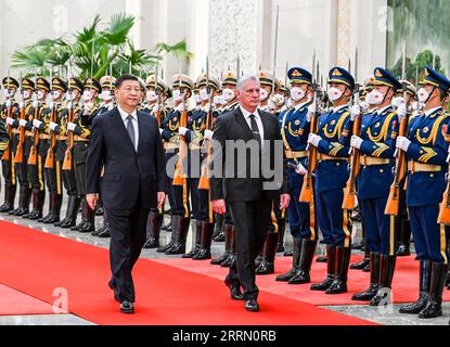 221125 -- PEKING, 25. November 2022 -- Xi Jinping, Generalsekretär des Zentralkomitees der Kommunistischen Partei Chinas und chinesischer Präsident, hält eine Zeremonie ab, um Miguel Diaz-Canel Bermudez, den ersten Sekretär des Zentralkomitees der Kommunistischen Partei Kubas und kubanischen Präsidenten, willkommen zu heißen. vor ihren Gesprächen in der Großen Halle des Volkes in Peking, der Hauptstadt Chinas, am 25. November 2022. CHINA-PEKING-XI JINPING-KUBA-PRÄSIDENT-GESPRÄCHE CN RAOXAIMIN PUBLICATIONXNOTXINXCHN Stockfoto