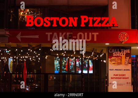 Toronto, ON, Kanada – 13. August 2023: Logo der Boston Pizza Company in Toronto Stockfoto