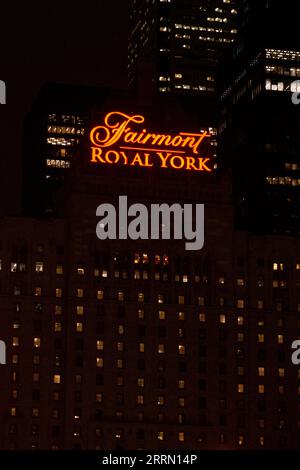 Toronto, ON, Kanada – 5. August 2023: Blick auf das Schild des Fairmont Royal York Hotels in der Innenstadt von Toronto Stockfoto