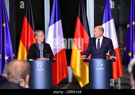 221126 -- BERLIN, 26. November 2022 -- Bundeskanzler Olaf Scholz R nimmt am 25. November 2022 an einer Pressekonferenz mit der französischen Premierministerin Elisabeth Teil. DEUTSCHLAND-BERLIN-FRANZÖSISCH PM-BESUCH RenxPengfei PUBLICATIONxNOTxINxCHN Stockfoto