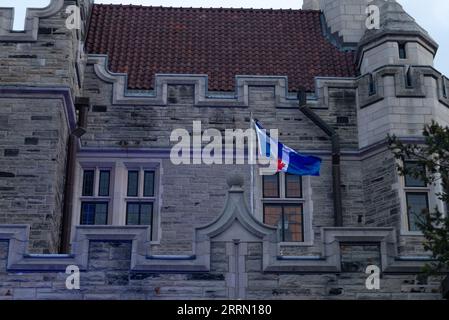 Toronto, ONTARIO, Kanada - 20. Dezember 2022: Flagge von Toronto im Casa Loma Castle in Toronto zur Weihnachtszeit. Das Hotel ist Teil der kanadischen Natio Stockfoto