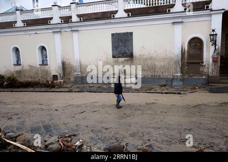 221127 -- ROM, 27. November 2022 -- Ein Mann geht durch Schlamm auf einer überfluteten Straße auf der Insel Ischia, Italien, 26. November 2022. Mindestens eine Person starb und mehrere andere wurden am Samstag auf der süditalienischen Insel Ischia vermisst, nachdem starke Regenfälle einen Erdrutsch ausgelöst hatten, der mehrere Wohngebäude traf, so Behörden und lokale Medien. STR/Xinhua ITALY-ISCHIA ISLAND-LANDSLIDE JinxMamengni PUBLICATIONxNOTxINxCHN Stockfoto
