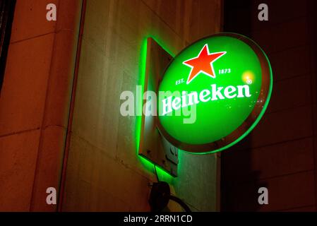 Toronto, ON, Kanada - 23. August 2023: Blick auf das Zeichen der Heineken Beer Company Stockfoto