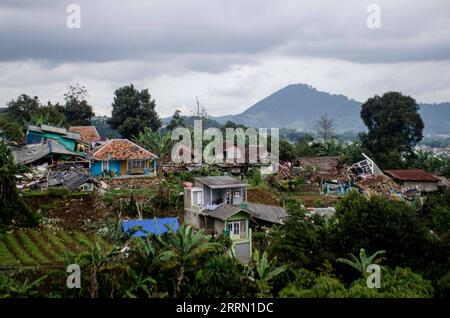 221127 -- CIANJUR, 27. November 2022 -- dieses Foto vom 27. November 2022 zeigt Häuser, die bei einem Erdbeben von 5,6 Magnitude im Sukamulya-Dorf Cianjur, West-Java, Indonesien, beschädigt wurden. Am Sonntag stieg die Zahl der Todesopfer des Bebens am Montag in West-Java auf 321 und 11 weitere wurden vermisst, 73.874 Vertriebene. Das Beben zerstörte auch 62.628 Häuser, sagte der Chef der Katastrophenagentur des Landes Sonntag. Foto von /Xinhua INDONESIA-WEST JAVA-CIANJUR-EARTHQUAKE-AFTERMATH SEPTIANJARXMUHARAM PUBLICATIONxNOTxINxCHN Stockfoto