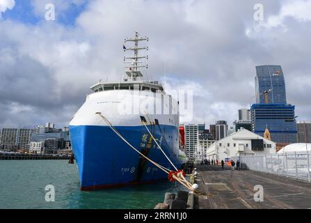 221128 -- AUCKLAND, 28. November 2022 -- Chinas Forschungsschiff Tansuoyihao, beladen mit dem vom Menschen besetzten Fahrzeug Fendouzhe, dockt am Queens Wharf in Auckland, Neuseeland, 27. November 2022. DER Neuseeländer Biologe beschreibt die Reise in die tiefste Region des Ozeans als unglaubliche GRABENEXPEDITION von NEUSEELAND, CHINA, WISSENSCHAFTLERN und KERMADEC GuoxLei PUBLICATIONxNOTxINxCHN Stockfoto