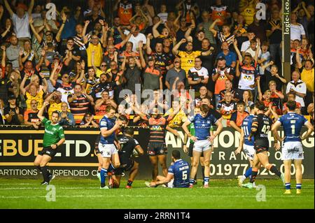 Jordan Turner #3 von Castleford Tigers geht auf einen Versuch während des Spiels Castleford Tigers vs Hull FC in der Betfred Super League Round 25 beim Mmend-A-hose Jungle, Castleford, Großbritannien, 8. September 2023 (Foto: Craig Cresswell/News Images) Stockfoto