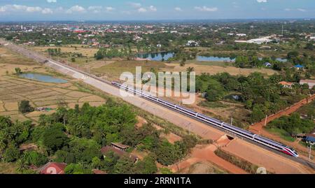 221129 -- VIENTIANE, 29. Nov. 2022 -- dieses Luftbild vom 25. Nov. 2022 zeigt einen elektrischen Triebzug der Lane Xang EMU, der auf der China-Laos-Eisenbahn im Vorort Vientiane, Laos, verkehrt. ZU GEHEN MIT Feature: China-Laos Eisenbahn steigert Reisen, fördert Tourismus in Laos Foto von /Xinhua LAOS-VIENTIANE-CHINA-LAOS EISENBAHN KaikeoxSaiyasane PUBLICATIONxNOTxINxCHN Stockfoto