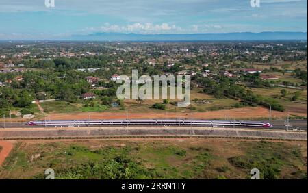 221129 -- VIENTIANE, 29. Nov. 2022 -- dieses Luftbild vom 25. Nov. 2022 zeigt einen elektrischen Triebzug der Lane Xang EMU, der auf der China-Laos-Eisenbahn im Vorort Vientiane, Laos, verkehrt. ZU GEHEN MIT Feature: China-Laos Eisenbahn steigert Reisen, fördert Tourismus in Laos Foto von /Xinhua LAOS-VIENTIANE-CHINA-LAOS EISENBAHN KaikeoxSaiyasane PUBLICATIONxNOTxINxCHN Stockfoto