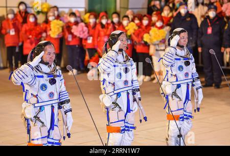 221129 -- JIUQUAN, 29. November 2022 -- Eine Abstechzeremonie für drei chinesische Astronauten der Shenzhou-15 bemannten Weltraummission findet im Jiuquan Satellite Launch Center in Nordwestchina, 29. November 2022, statt. Die Astronauten Fei Junlong C, Deng Qingming R und Zhang Lu haben jahrelange mühsame Ausbildung für diese sechsmonatige Mission erhalten, während der der Bau der chinesischen Raumstation offiziell abgeschlossen sein wird. CHINA-JIUQUAN-SHENZHOU-15-ASTRONAUTEN-SEE-OFF ZEREMONIE CN LIUXLEI PUBLICATIONXNOTXINXCHN Stockfoto
