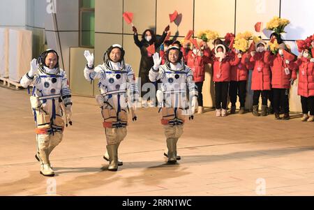 221129 -- JIUQUAN, 29. November 2022 -- Eine Abstechzeremonie für drei chinesische Astronauten der Shenzhou-15 bemannten Weltraummission findet im Jiuquan Satellite Launch Center in Nordwestchina, 29. November 2022, statt. Die Astronauten Fei Junlong C, Deng Qingming R und Zhang Lu haben jahrelange mühsame Ausbildung für diese sechsmonatige Mission erhalten, während der der Bau der chinesischen Raumstation offiziell abgeschlossen sein wird. CHINA-JIUQUAN-SHENZHOU-15-ASTRONAUTEN-SEE-OFF ZEREMONIE CN LIUXLEI PUBLICATIONXNOTXINXCHN Stockfoto