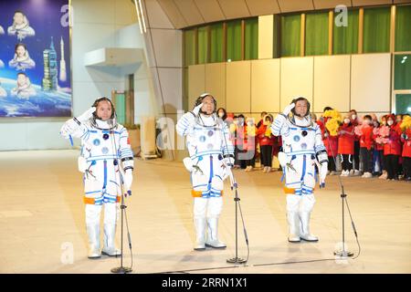 221129 -- JIUQUAN, 29. November 2022 -- Eine Abstechzeremonie für drei chinesische Astronauten der Shenzhou-15 bemannten Weltraummission findet im Jiuquan Satellite Launch Center in Nordwestchina, 29. November 2022, statt. Die Astronauten Fei Junlong C, Deng Qingming R und Zhang Lu haben jahrelange mühsame Ausbildung für diese sechsmonatige Mission erhalten, während der der Bau der chinesischen Raumstation offiziell abgeschlossen sein wird. CHINA-JIUQUAN-SHENZHOU-15-ASTRONAUTEN-SEE-OFF ZEREMONIE CN LIXGANG PUBLICATIONXNOTXINXCHN Stockfoto