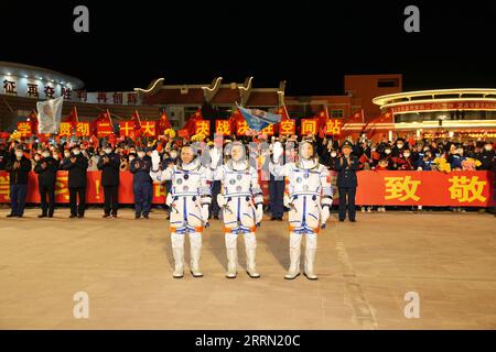 221129 -- JIUQUAN, 29. November 2022 -- Eine Abstechzeremonie für drei chinesische Astronauten der Shenzhou-15 bemannten Weltraummission findet im Jiuquan Satellite Launch Center in Nordwestchina, 29. November 2022, statt. Die Astronauten Fei Junlong R, Deng Qingming C und Zhang Lu haben jahrelange mühsame Ausbildung für diese sechsmonatige Mission erhalten, während der der Bau der chinesischen Raumstation offiziell abgeschlossen sein wird. CHINA-JIUQUAN-SHENZHOU-15-ASTRONAUTEN-SEE-OFF ZEREMONIE CN LIXGANG PUBLICATIONXNOTXINXCHN Stockfoto